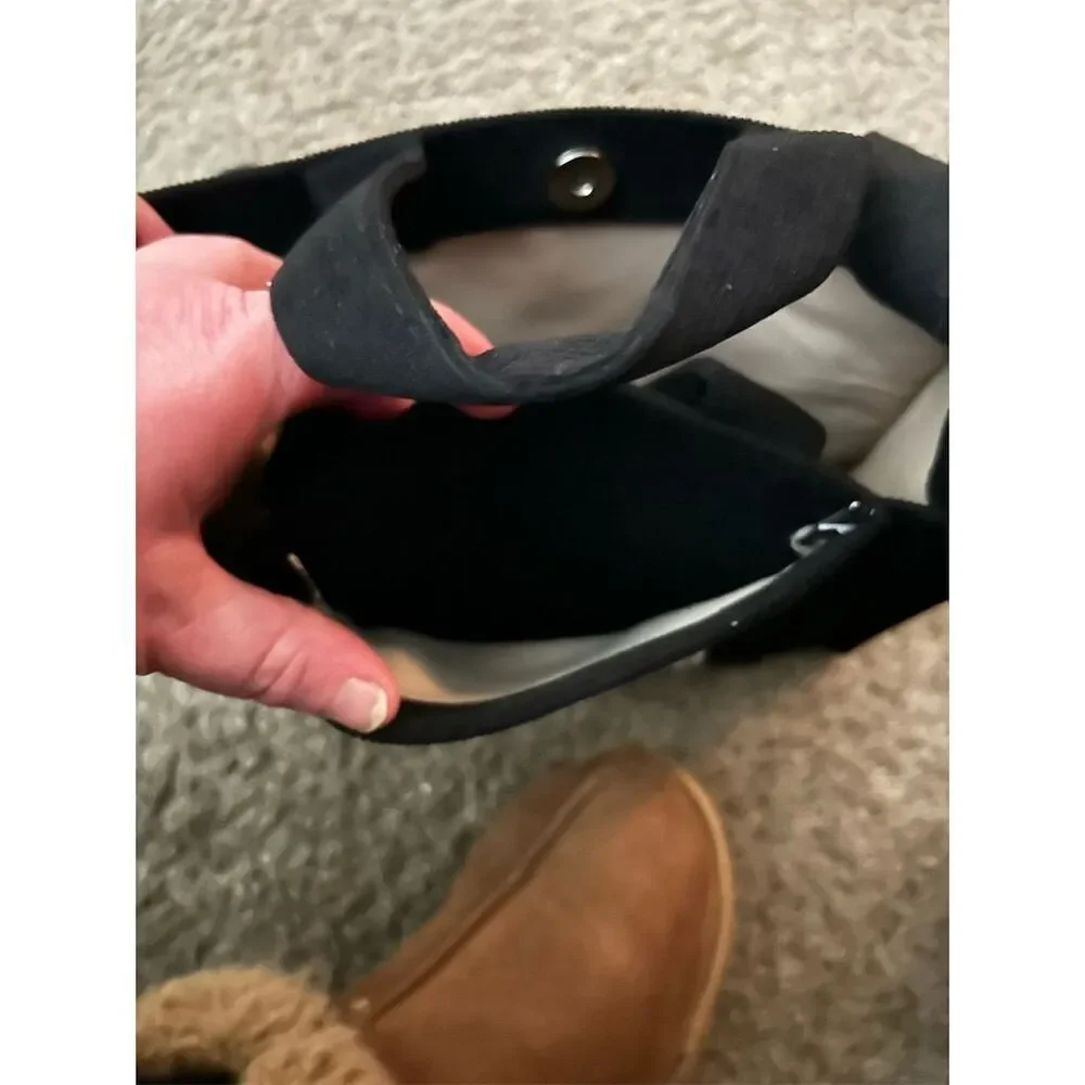 Uerruam Women's Black Corduroy Tote Bag with Adjustable Strap - Picture 7 of 7